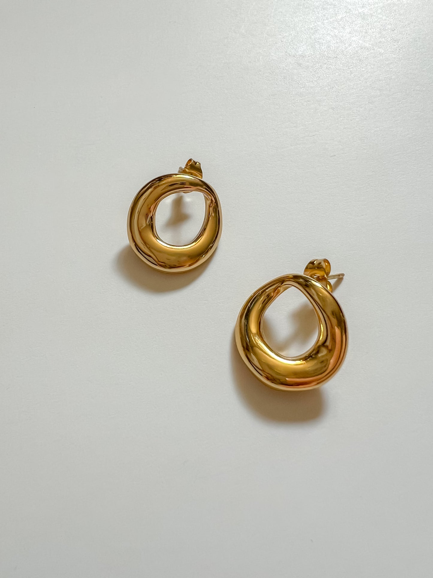 Wavy O studs earring