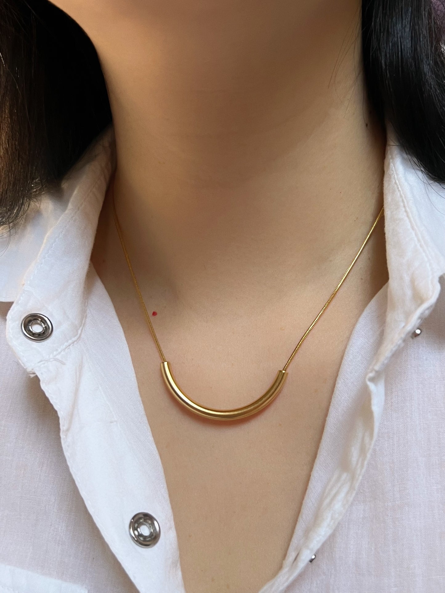 Curved bar necklace