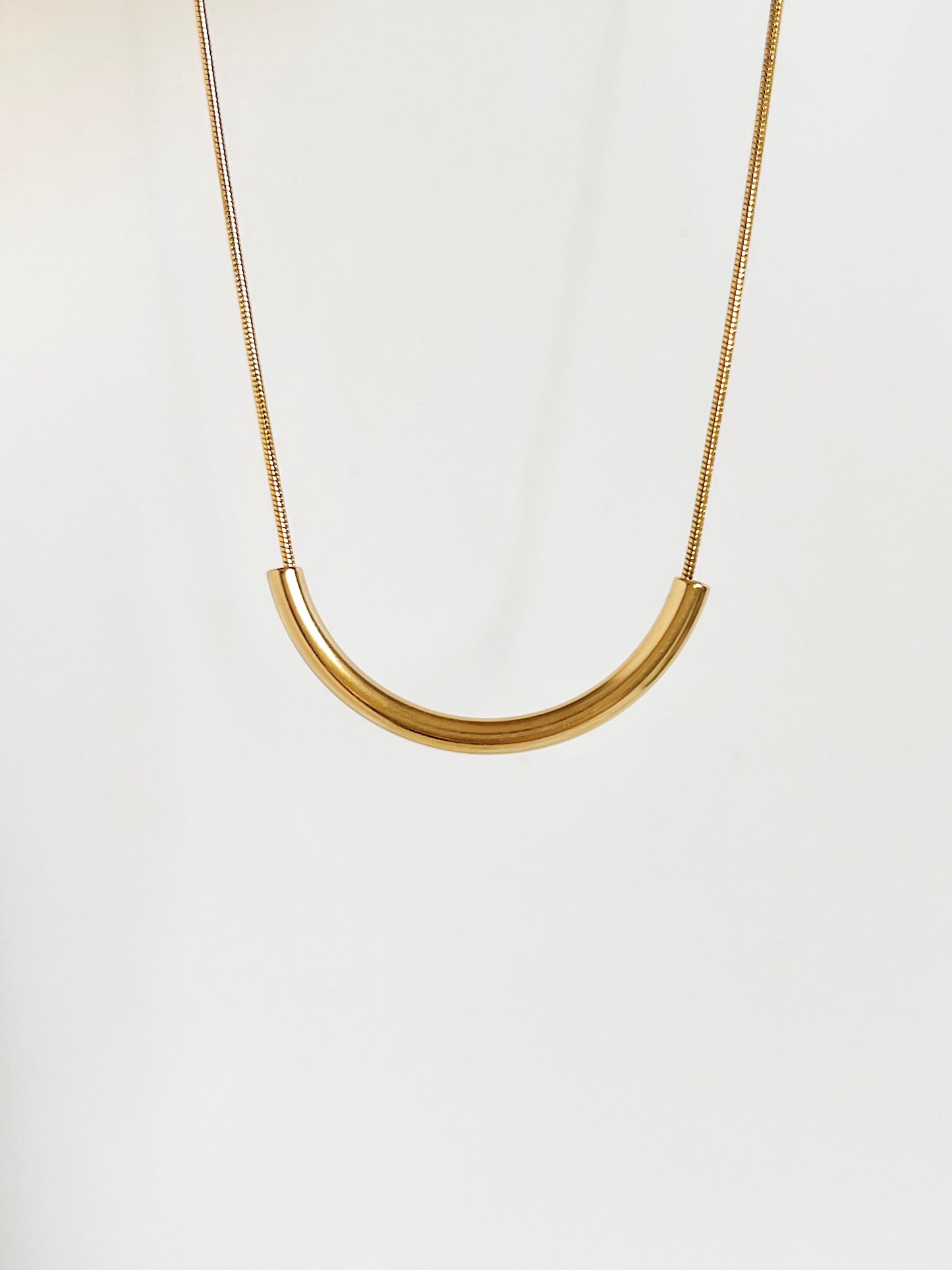 Curved bar necklace