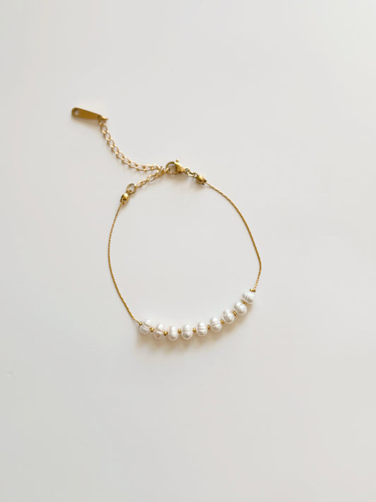 Dainty pearl bracelet