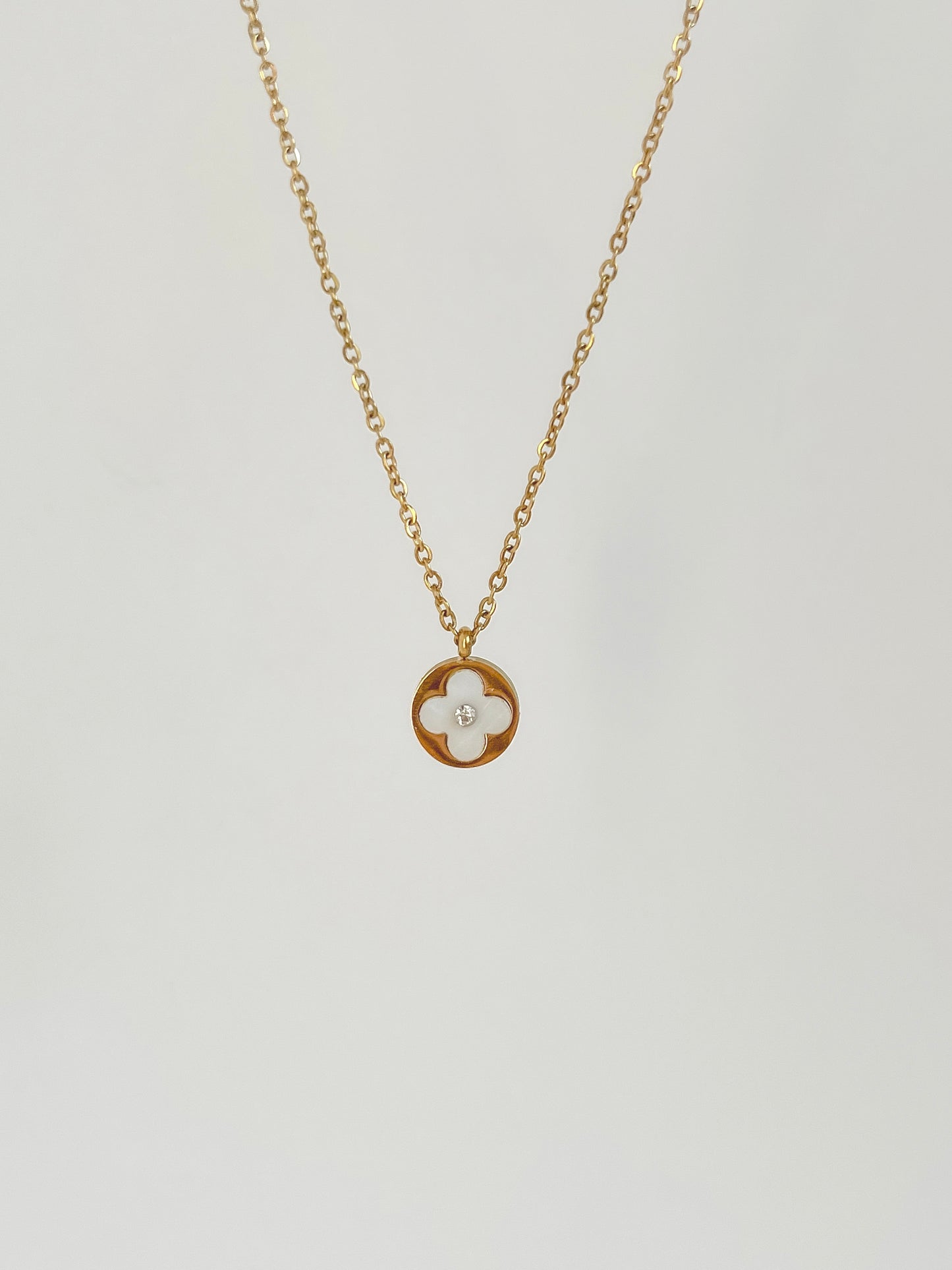 Shell clover necklace