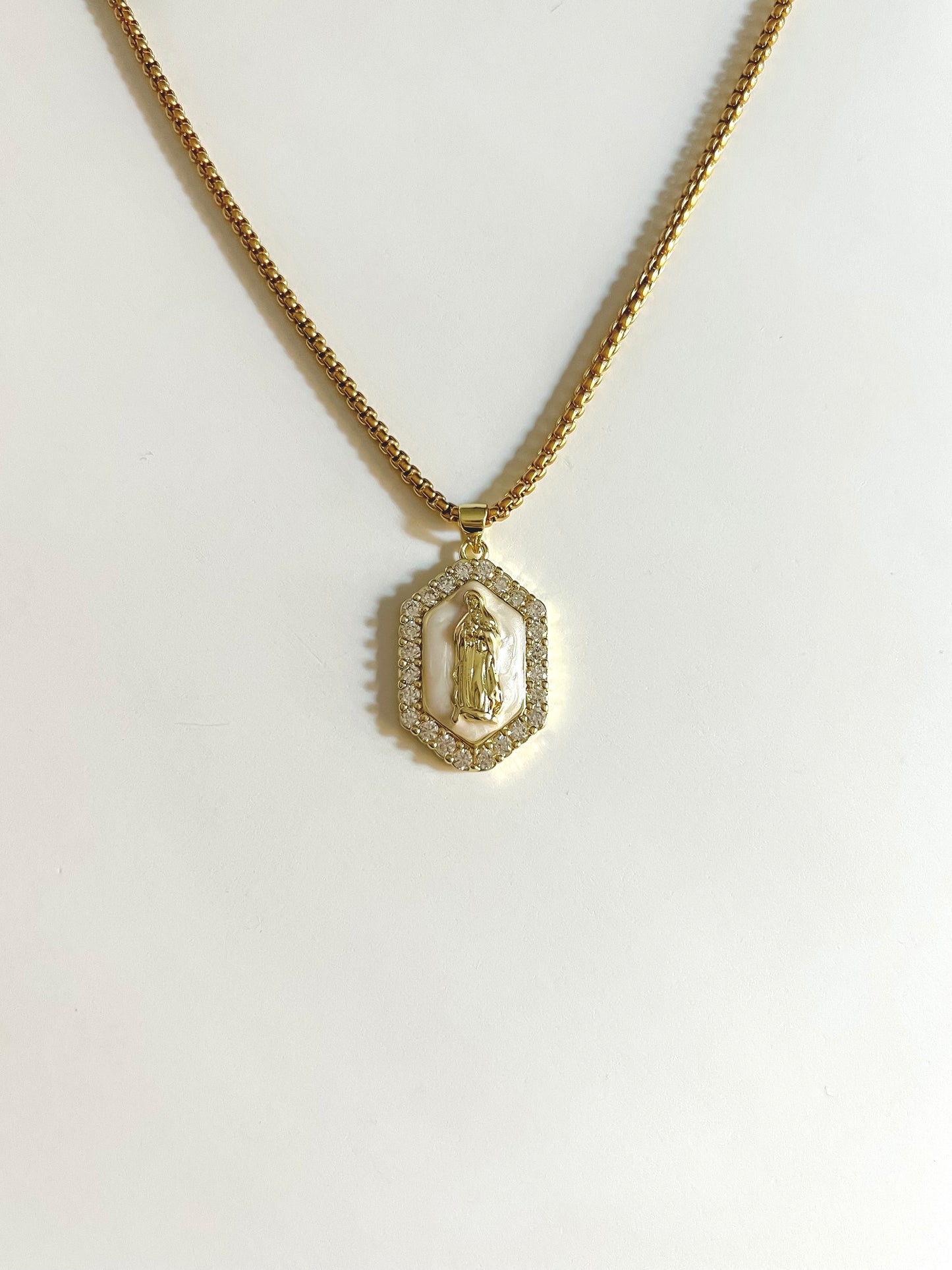 Virgen hexagonal necklace