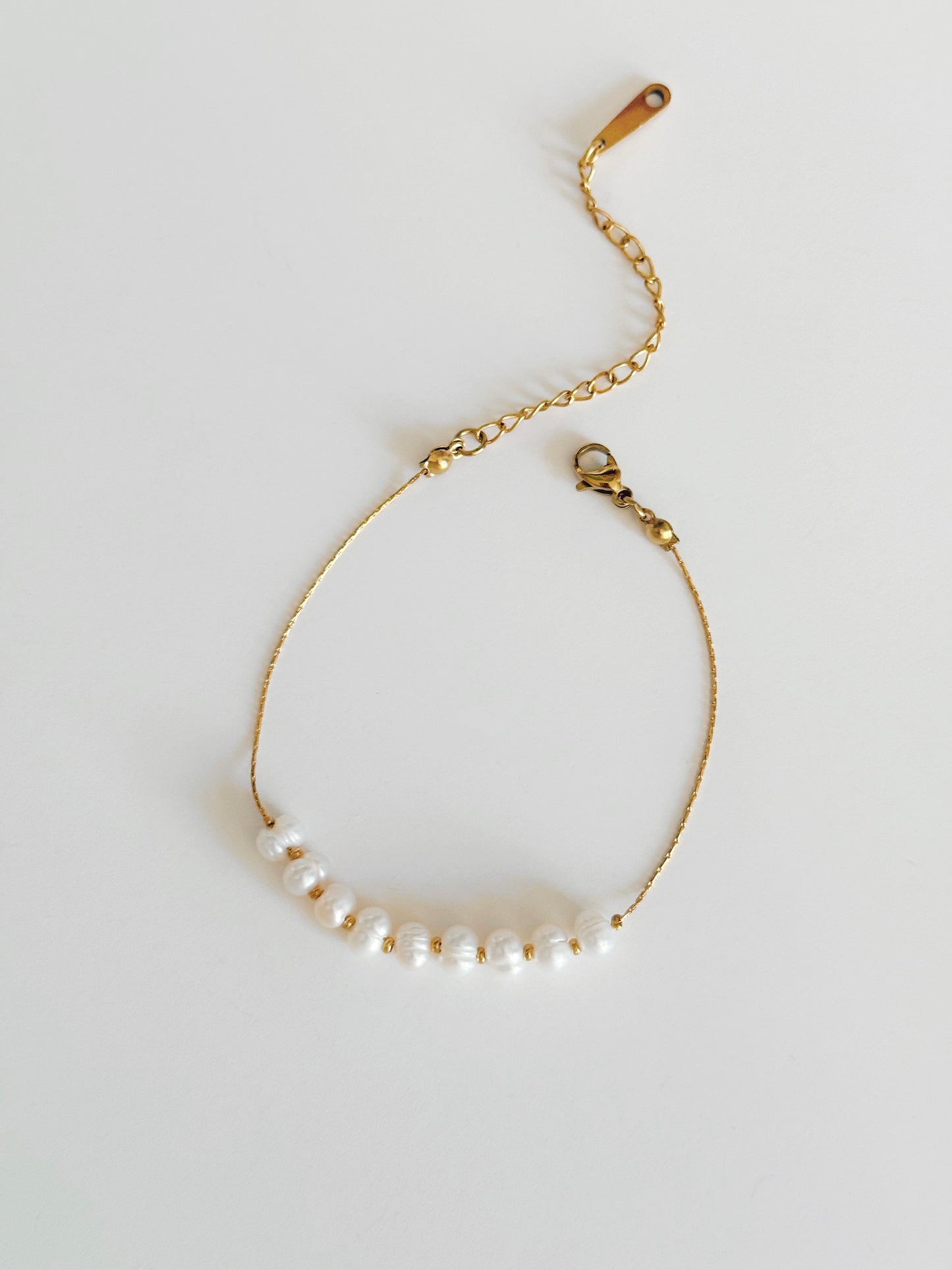 Dainty pearl bracelet