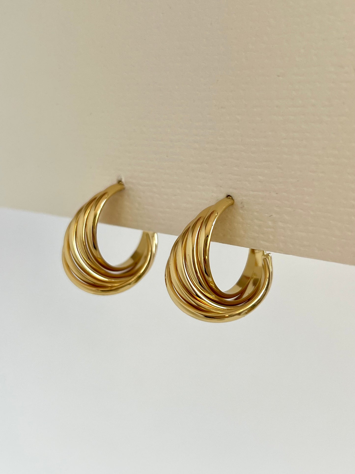 Irregular wave hoop earring