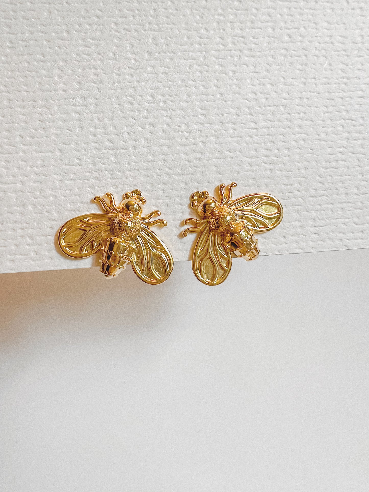 Bee studs earrings